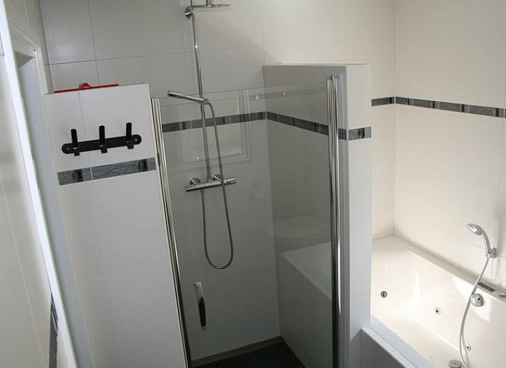 Gezellige woonkamer in Vakantiehuis in Eesergroen, Midden Drenthe met uitzicht op het terras.