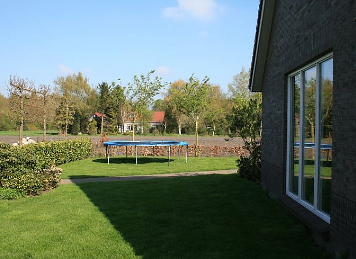 Gezellige woonkamer in Vakantiehuis in Eesergroen, Midden Drenthe met uitzicht op het terras.