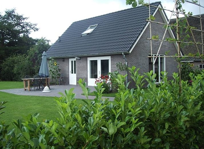 Gezellige woonkamer in Vakantiehuis in Eesergroen, Midden Drenthe met uitzicht op het terras.