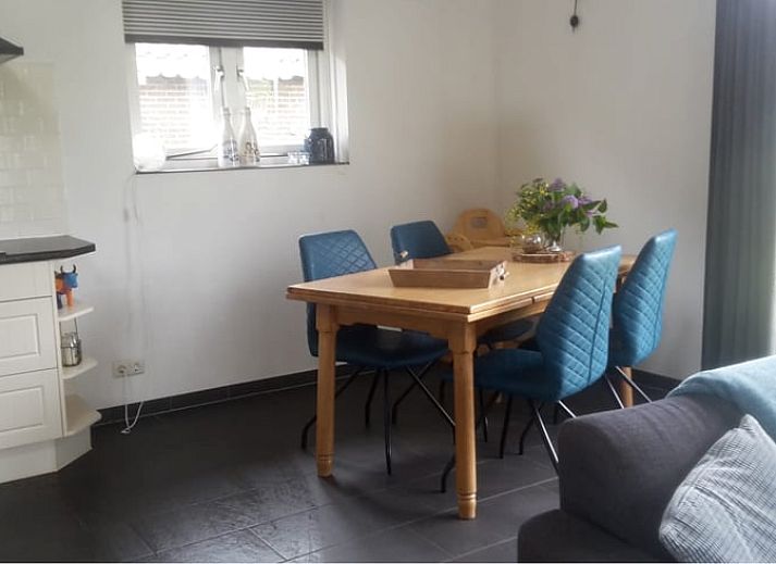 Moderne keuken en trap naar de slaapruimte in Vakantiehuis in Eesergroen, Drenthe.