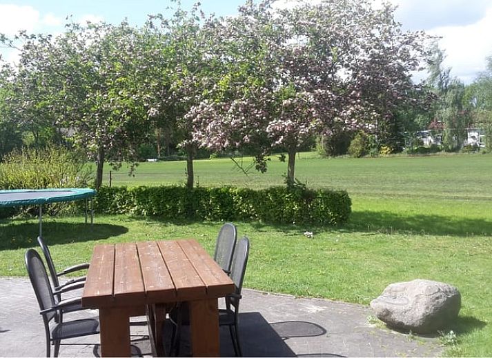 Moderne keuken en trap naar de slaapruimte in Vakantiehuis in Eesergroen, Drenthe.
