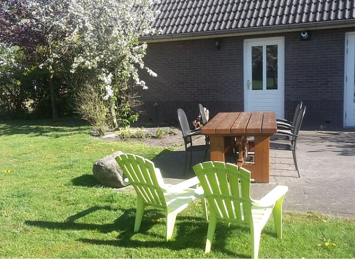 Moderne keuken en trap naar de slaapruimte in Vakantiehuis in Eesergroen, Drenthe.
