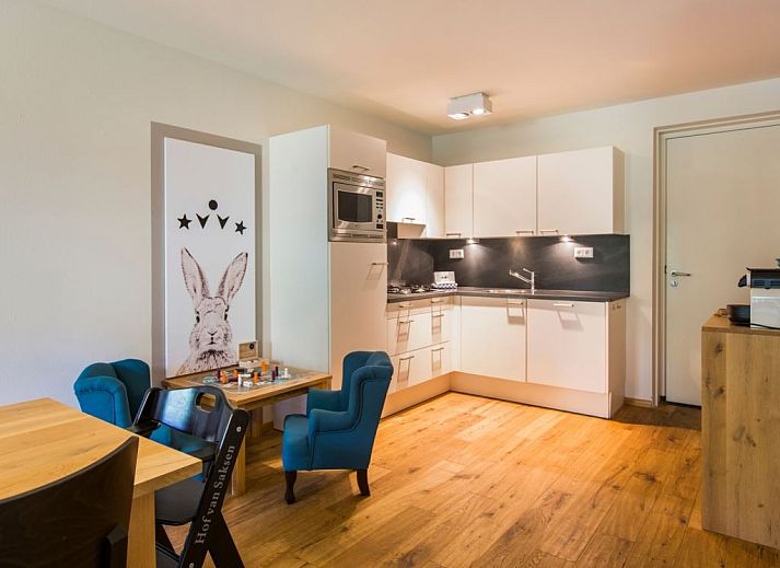 Speelse kinderkamer in Hof van Saksen 4-persoons kinderboerderij 4CK, Nooitgedacht, Drenthe met stapelbed en vrolijke decoraties.