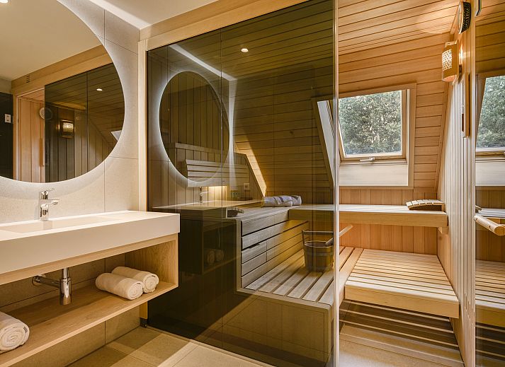 Moderne zithoek in Hof van Saksen vakantiehuis, Nooitgedacht, Drenthe met uitzicht op de groene omgeving.