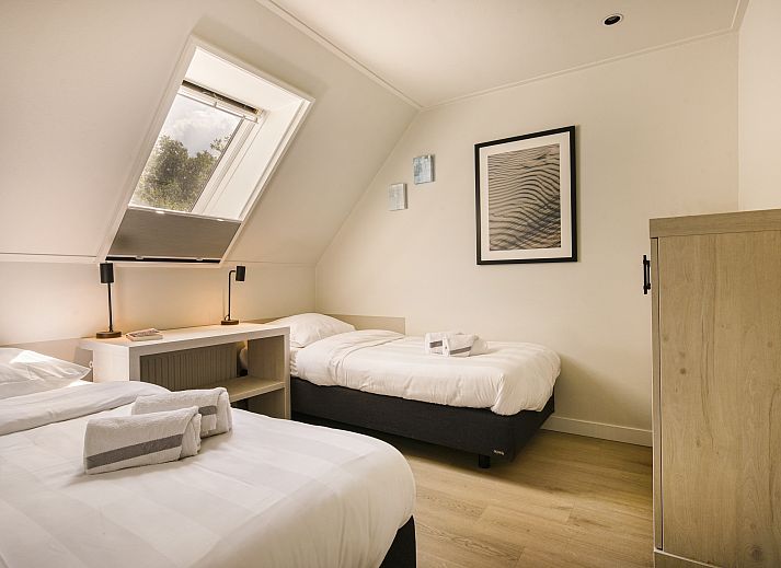 Moderne zithoek in Hof van Saksen vakantiehuis, Nooitgedacht, Drenthe met uitzicht op de groene omgeving.