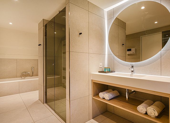 Stijlvolle eethoek in Hof van Saksen boerderij 4L, Nooitgedacht, Drenthe met luxe keukenfaciliteiten.