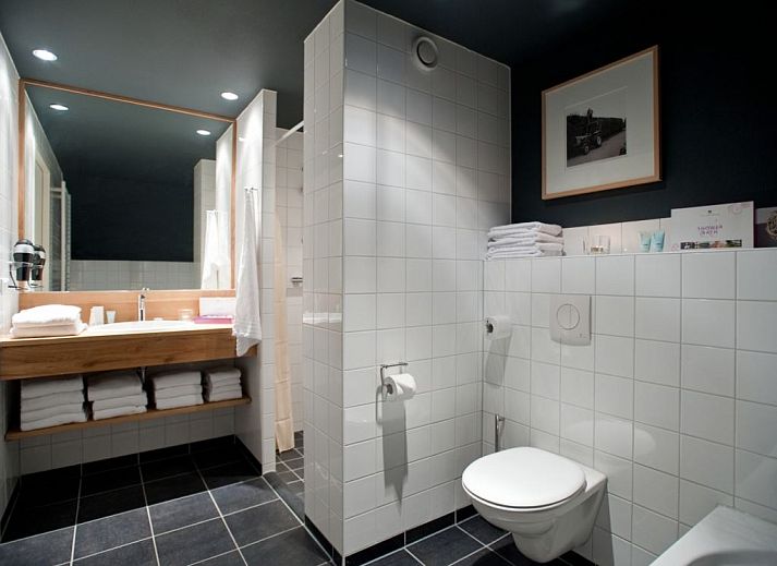 Bovenverdieping van Hof van Saksen 24-persoons boerderij in Nooitgedacht, Drenthe, met slaapkamers en badkamers.