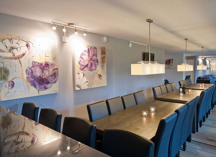 Bovenverdieping van Hof van Saksen 24-persoons boerderij in Nooitgedacht, Drenthe, met slaapkamers en badkamers.