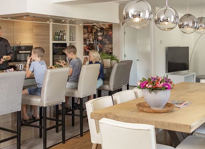 Gezellige keuken in Hof van Saksen 12-persoons Culinaire boerderij in Nooitgedacht, Drenthe met moderne inrichting.