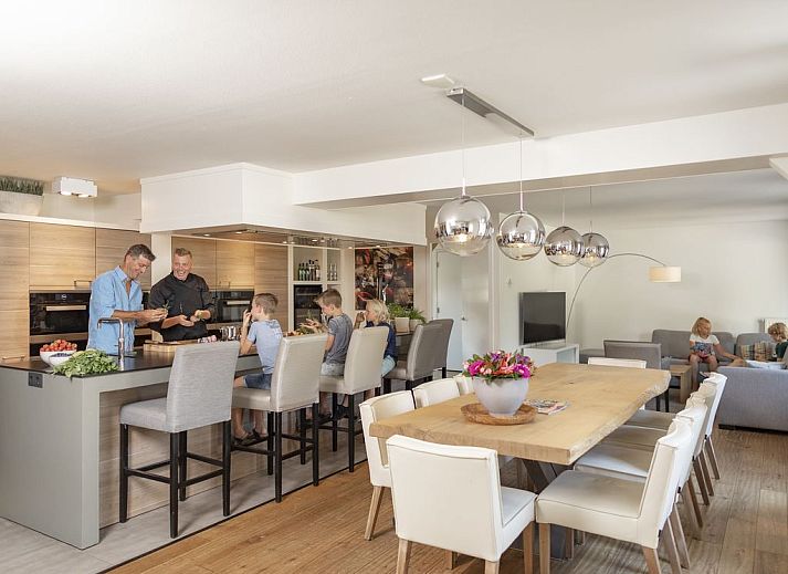 Gezellige keuken in Hof van Saksen 12-persoons Culinaire boerderij in Nooitgedacht, Drenthe met moderne inrichting.