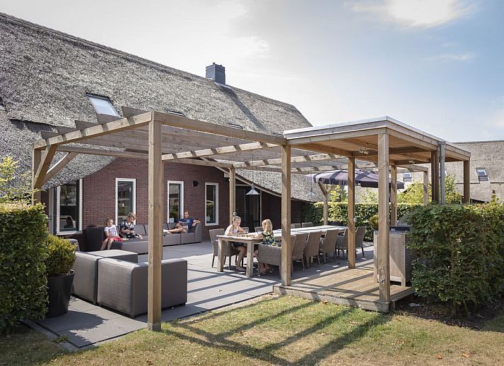 Gezellige keuken in Hof van Saksen 12-persoons Culinaire boerderij in Nooitgedacht, Drenthe met moderne inrichting.