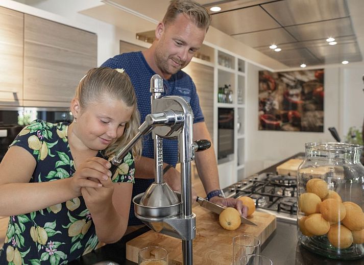 Ruim terras bij Hof van Saksen 12-persoons Culinaire boerderij in Nooitgedacht, Drenthe met comfortabele zitgelegenheid.