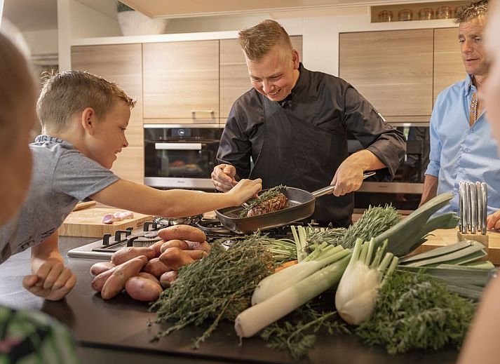 Ruim terras bij Hof van Saksen 12-persoons Culinaire boerderij in Nooitgedacht, Drenthe met comfortabele zitgelegenheid.