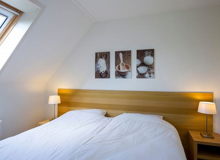 Stijlvolle badkamer in Hof van Saksen 12-persoons Culinaire boerderij in Nooitgedacht, Drenthe met moderne voorzieningen.