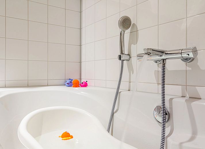 Gezellige woonkamer van Hof van Saksen 6-persoons kinderboerderij 6CEK in Nooitgedacht, Midden Drenthe met comfortabele zithoek.