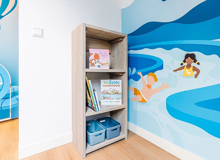 Kinderhoek in keuken van Hof van Saksen 6-persoons kinderboerderij 6CEK, Nooitgedacht, Midden Drenthe met speelhuisje.