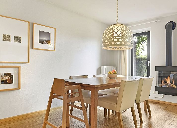 Stimmungsvolle Wohnzimmereinrichtung im Hof van Saksen 4-Bett-Bauernhaus 4L1, Drenthe.