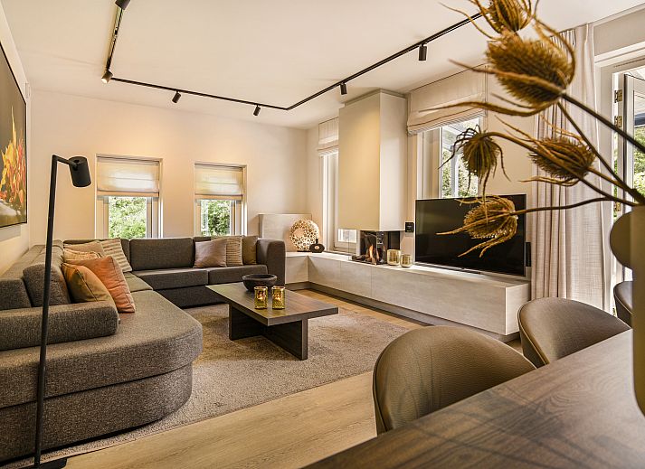 Ruime woonkamer in Hof van Saksen 6-persoons Wellnessboerderij, Nooitgedacht, Drenthe met moderne inrichting.