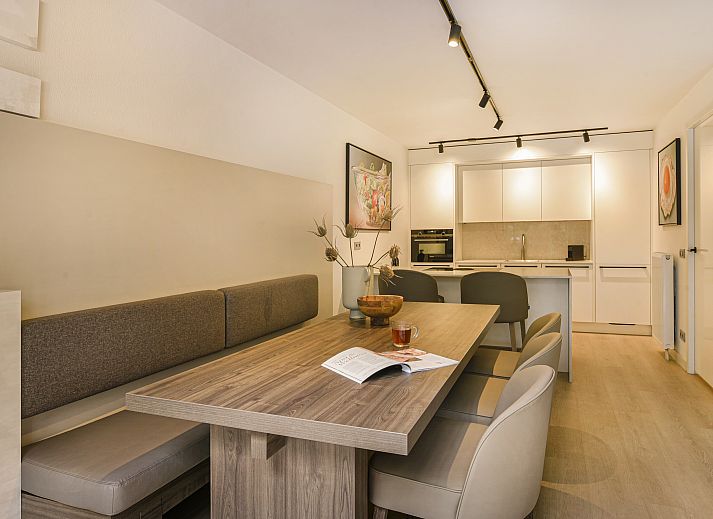 Ruime woonkamer in Hof van Saksen 6-persoons Wellnessboerderij, Nooitgedacht, Drenthe met moderne inrichting.