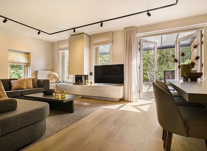 Ruime woonkamer in Hof van Saksen 6-persoons Wellnessboerderij, Nooitgedacht, Drenthe met moderne inrichting.