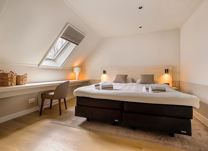 Ruime woonkamer in Hof van Saksen 6-persoons Wellnessboerderij, Nooitgedacht, Drenthe met moderne inrichting.