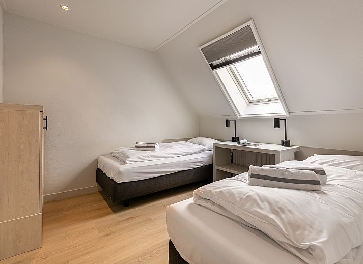 Lichte woonkamer met openslaande deuren in Hof van Saksen 6-persoons Wellnessboerderij, Nooitgedacht, Drenthe.