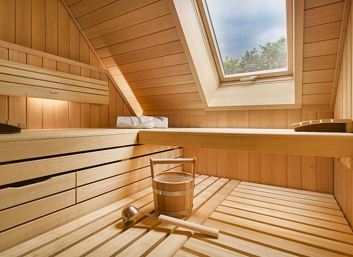 Moderne keuken in Hof van Saksen 2-persoons Wellnessboerderij, Nooitgedacht, Drenthe met eiland en stijlvolle barkrukken.