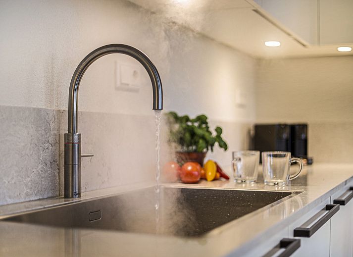 Speelkamer met voetbaltafel in Hof van Saksen 18-persoons boerderij, Nooitgedacht, Drenthe voor ontspanning en plezier.