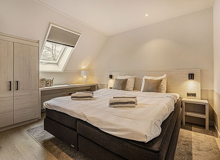 Speelkamer met voetbaltafel in Hof van Saksen 18-persoons boerderij, Nooitgedacht, Drenthe voor ontspanning en plezier.