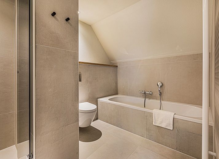 Intieme zithoek in Hof van Saksen 18-persoons boerderij, Nooitgedacht, Drenthe voor rustige momenten en televisie kijken.