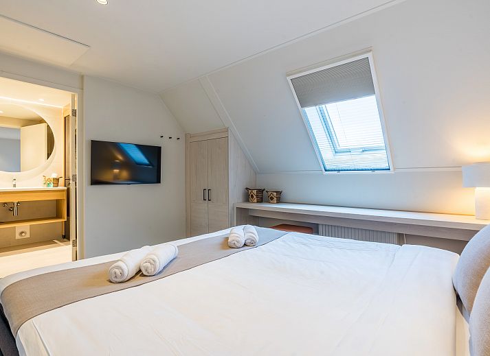 Enjoy luxury in the Jacuzzi at Hof van Saksen, 6-person Wellness Waterfront farmhouse in Nooitgedacht, Drenthe.