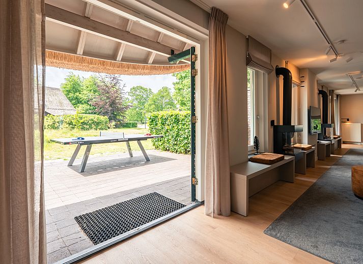 Ruime woonkamer in Hof van Saksen 24-persoons boerderij in Nooitgedacht, Drenthe met moderne inrichting en comfortabele zitplaatsen.