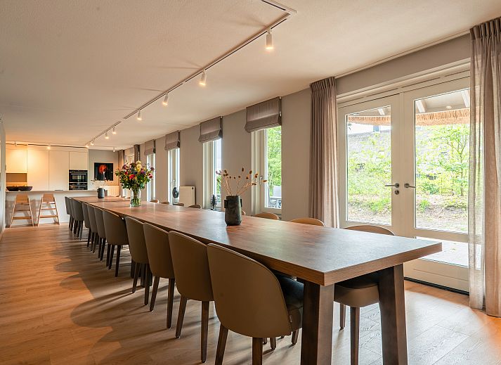 Ruime woonkamer in Hof van Saksen 24-persoons boerderij in Nooitgedacht, Drenthe met moderne inrichting en comfortabele zitplaatsen.