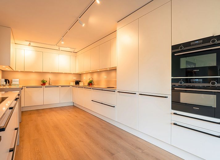 Stijlvolle open leefruimte in Hof van Saksen 24-persoons vakantiehuis in Nooitgedacht, Drenthe, ideaal voor grote groepen.