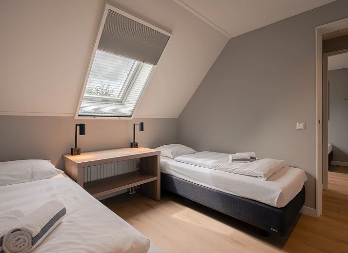 Stijlvolle open leefruimte in Hof van Saksen 24-persoons vakantiehuis in Nooitgedacht, Drenthe, ideaal voor grote groepen.