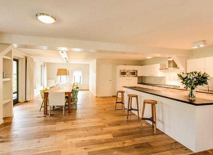 Bovenverdieping plattegrond van Hof van Saksen 18-persoons vakantiehuis in Nooitgedacht, Drenthe. Slaapkamers en badkamers.