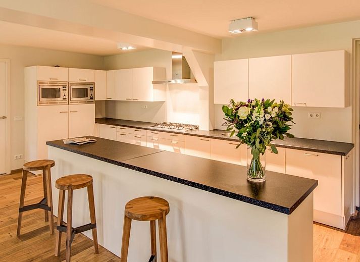 Bovenverdieping plattegrond van Hof van Saksen 18-persoons vakantiehuis in Nooitgedacht, Drenthe. Slaapkamers en badkamers.