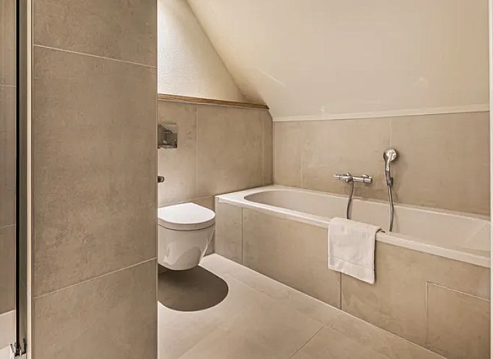 Verblijf 173260 - Bungalow Midden Drenthe - Hof van Saksen | 10-persoons Wellness Lake view boerderij |