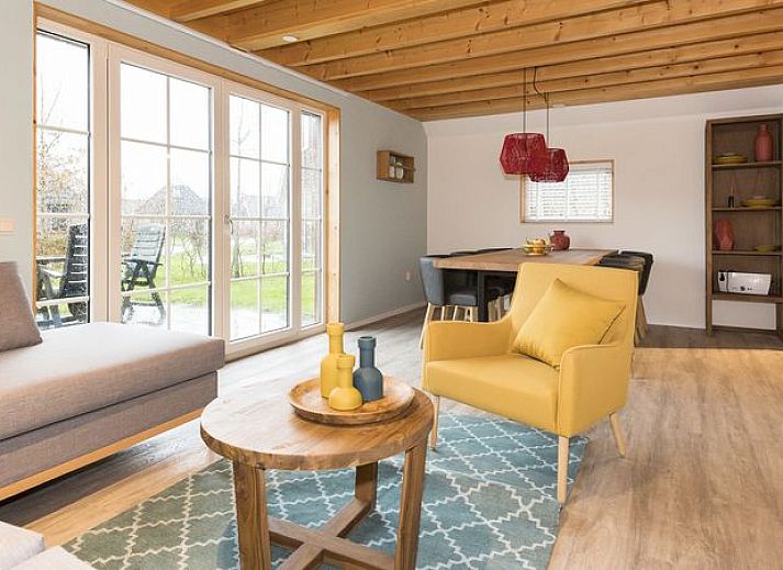 Gezellige woonkamer in Orveltermarke 4-persoons bungalow Notariswoning in Witteveen, Drenthe met comfortabele zithoek.