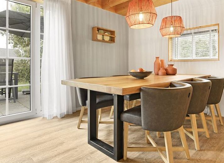 Gezellige woonkamer in Orveltermarke 4-persoons bungalow Notariswoning in Witteveen, Drenthe met comfortabele zithoek.