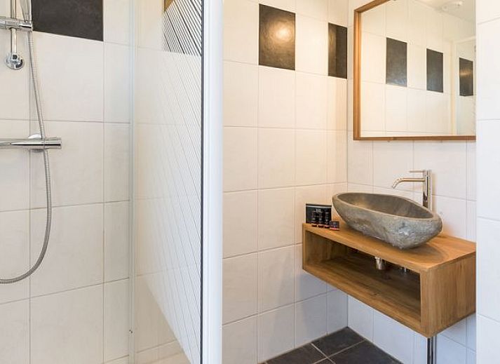 Gezellige woonkamer in Orveltermarke 4-persoons bungalow Notariswoning in Witteveen, Drenthe met comfortabele zithoek.