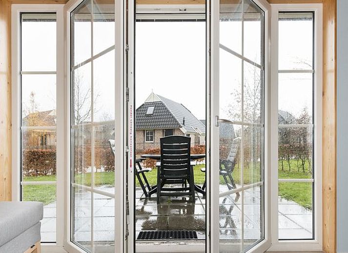 Stijlvolle open haard in Orveltermarke 4-persoons bungalow Notariswoning, Witteveen, Drenthe voor knusse avonden.