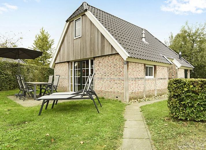 Stijlvolle open haard in Orveltermarke 4-persoons bungalow Notariswoning, Witteveen, Drenthe voor knusse avonden.
