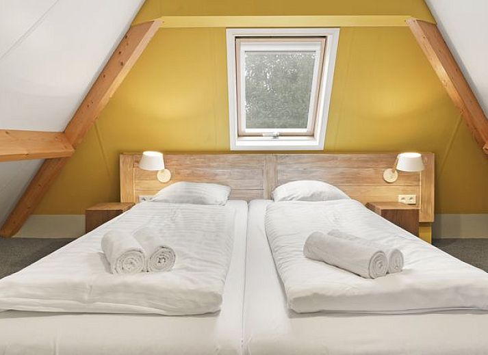 Moderne eetruimte in Orveltermarke 4-persoons bungalow Notariswoning, Witteveen, Drenthe met ruime eettafel.