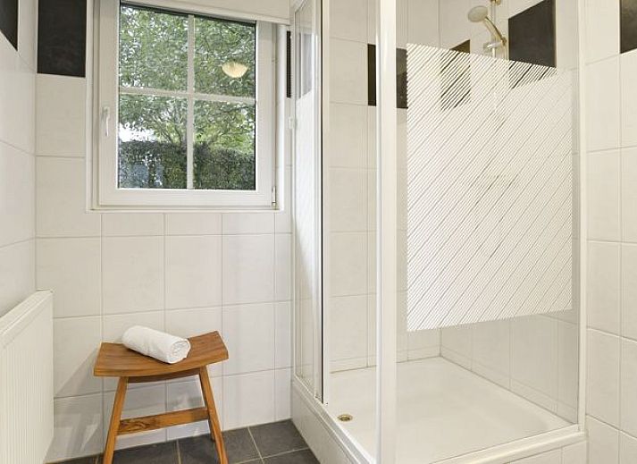 Moderne eetruimte in Orveltermarke 4-persoons bungalow Notariswoning, Witteveen, Drenthe met ruime eettafel.