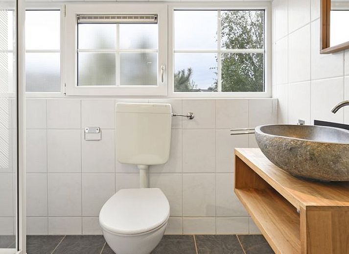 Moderne eetruimte in Orveltermarke 4-persoons bungalow Notariswoning, Witteveen, Drenthe met ruime eettafel.