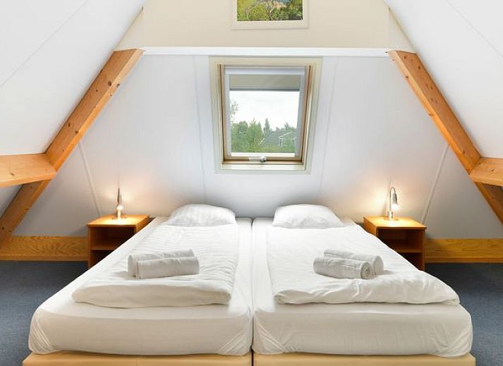 Moderne eetruimte in Orveltermarke 4-persoons bungalow Notariswoning, Witteveen, Drenthe met ruime eettafel.