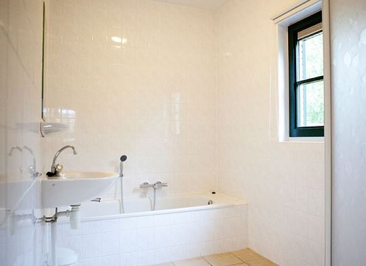 Gezellige buitenkant van Orveltermarke 6-persoons bungalow in Witteveen, Drenthe, omgeven door natuur.