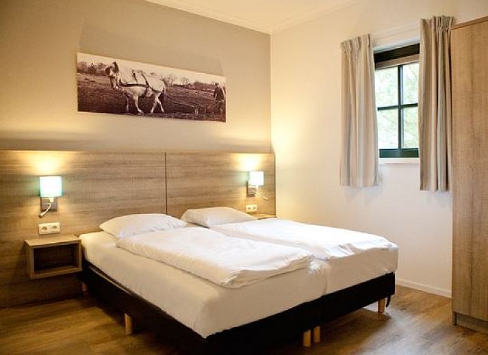 Gezellige buitenkant van Orveltermarke 6-persoons bungalow in Witteveen, Drenthe, omgeven door natuur.