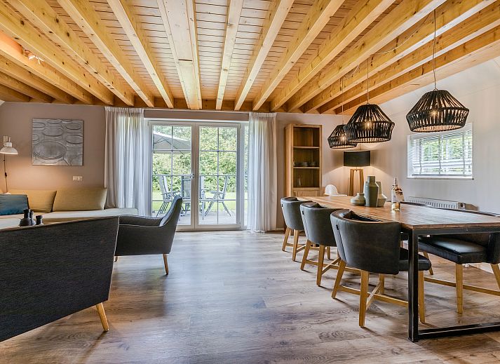 Geraeumiges Wohnzimmer mit Holzbalkendecke im 6-Bett-Bungalow Orveltermarke, Witteveen, Drenthe.